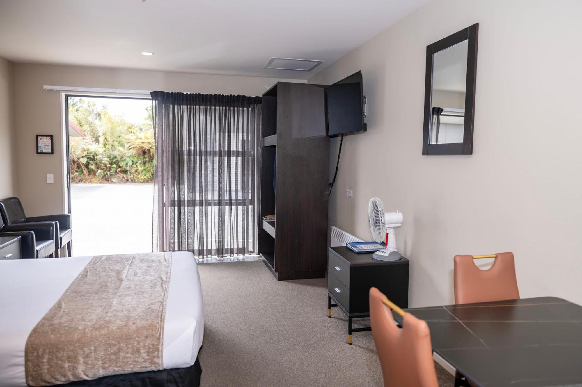 58 On Cron Motel Franz Josef Luaran gambar