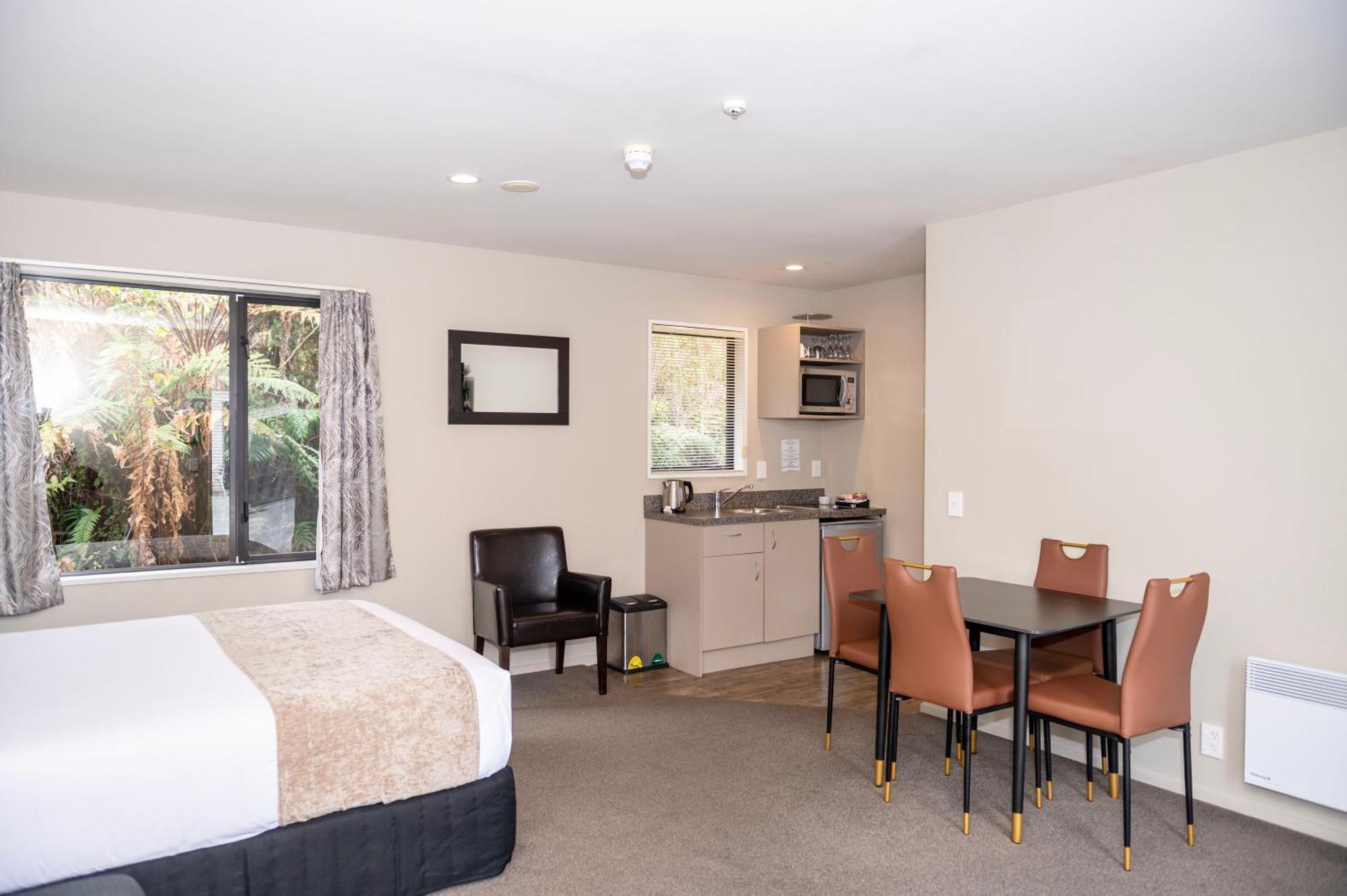 58 On Cron Motel Franz Josef Luaran gambar