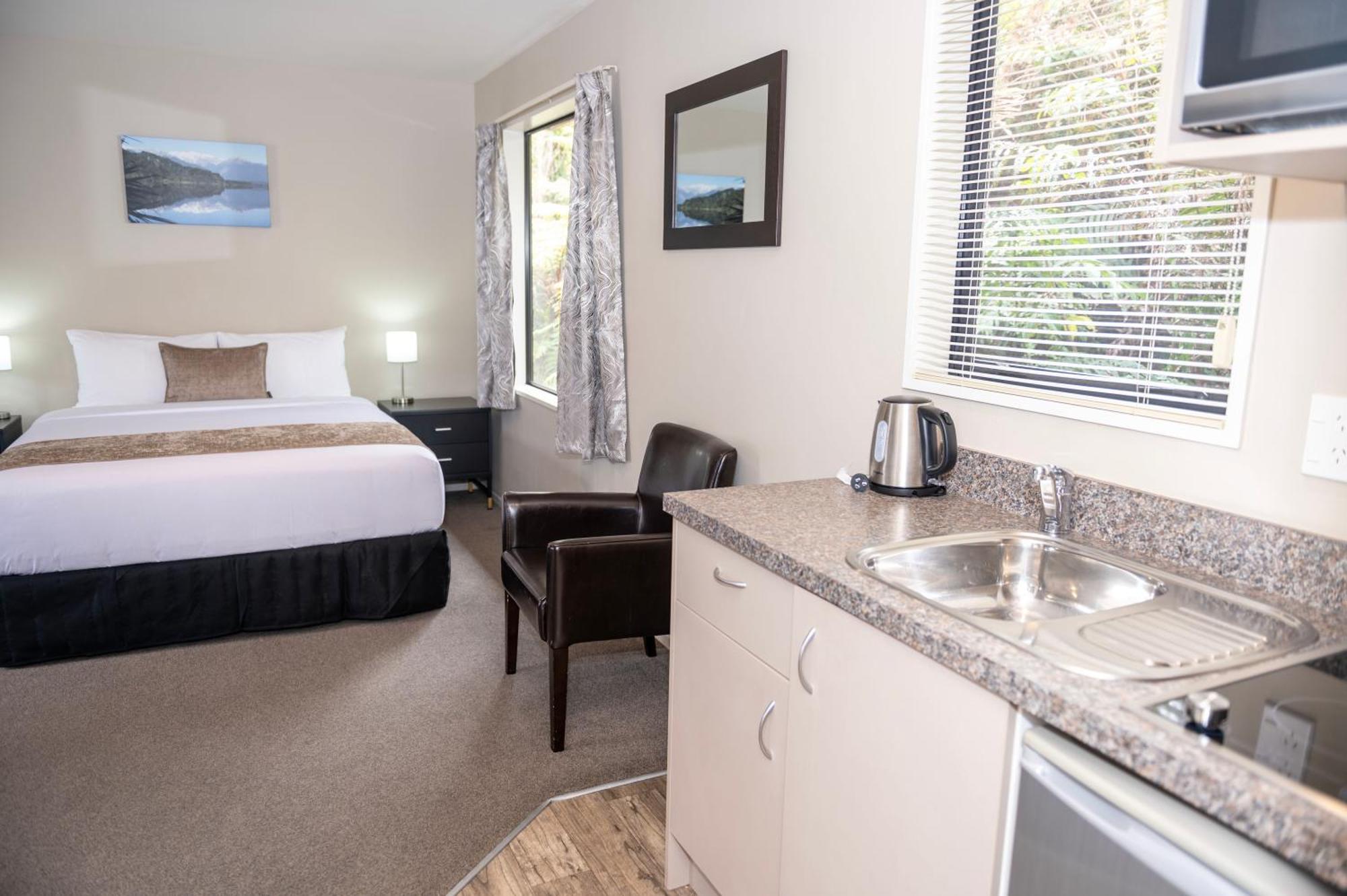 58 On Cron Motel Franz Josef Luaran gambar